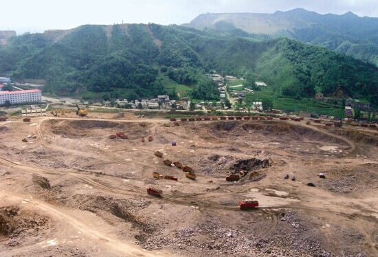欒川露天開采鉬礦現場